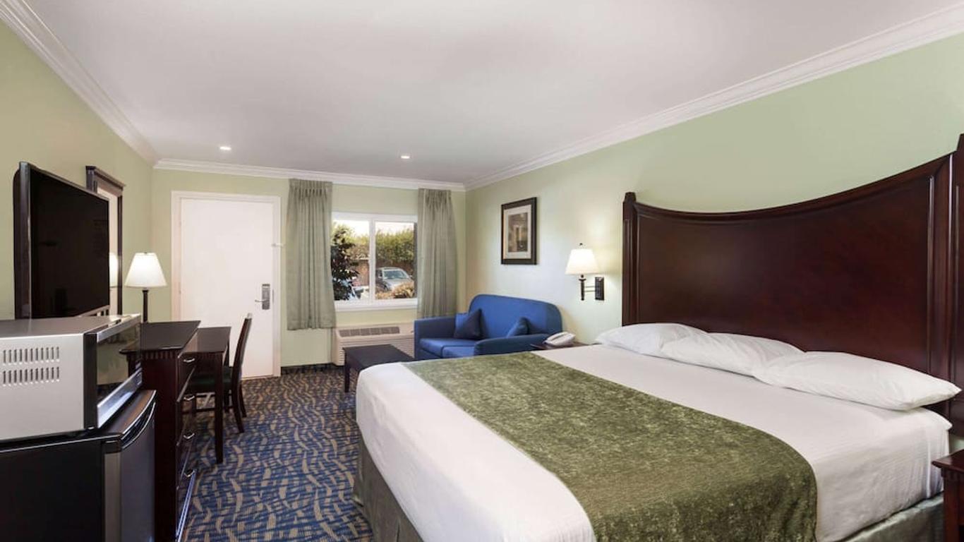 Travelodge by Wyndham Orange County Airport/ Costa Mesa